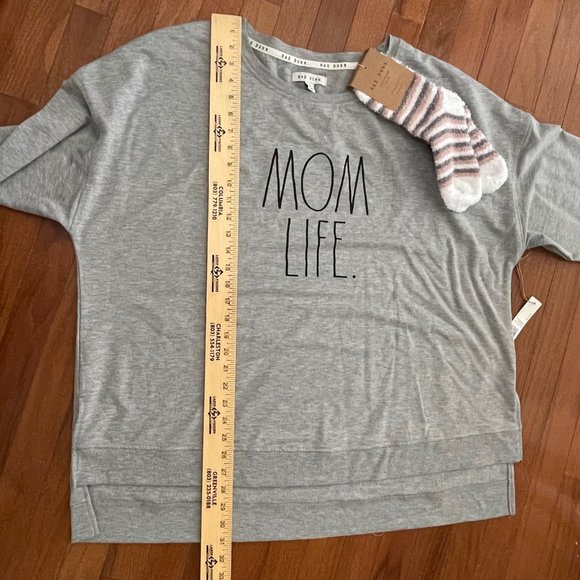 New Rae Dunn Gray Plus Size Mom Life Sweatshirt 3X and Cozy Socks - Picture 10 of 12